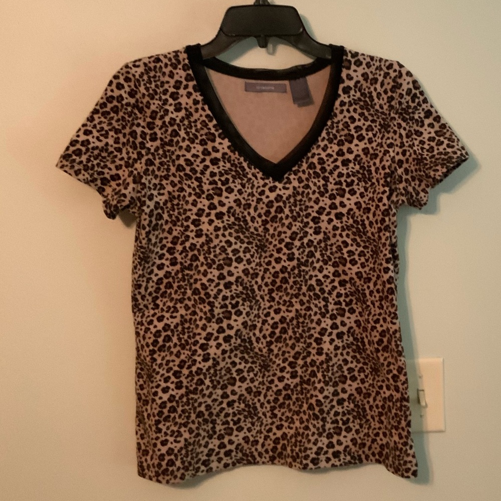 Liz Claiborne Leopard print knit top, sz M